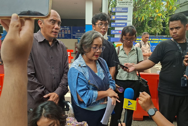 Amanda Andono melaporkan pengeroyokan saat protes kembang api usai perayaan Maulid Nabi dan Haul di Pondok Pinang, di gedung SPKT Polda Metro Jaya, Kamis (8/10/2026). Foto: Pradya Tirta/kumparan