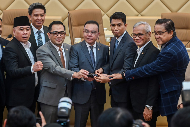Wakil Ketua DPR Sufmi Dasco Ahmad menyerahkan palu sidang kepada Wakil Ketua Komisi II DPR sekaligus Ketua Panitia Kerja RUU Pemilu Bahtra Banong di Kompleks Parlemen, Senayan, Jakarta, Kamis (8/10/2026). Foto: Rivan Awal Lingga/ANTARA FOTO