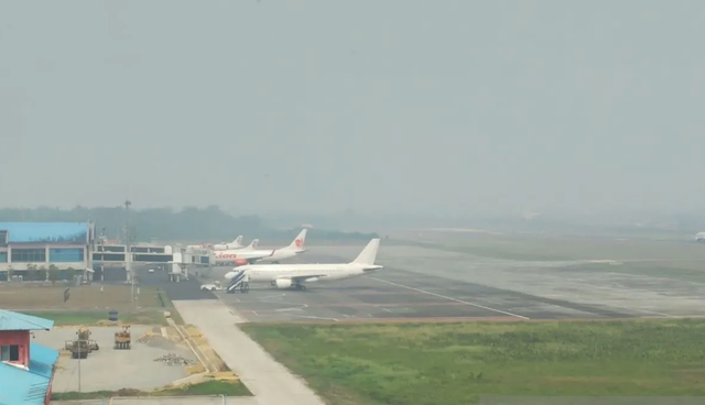 Bandara DEO Sorong diselimuti kabut asap dampak karhutla yang menyebabkan sejumlah penerbangan tidak bisa mendarat di Kota Sorong, Selasa (6/10/2026). Foto: ANTARA/Yuvensius Lasa Banafanu