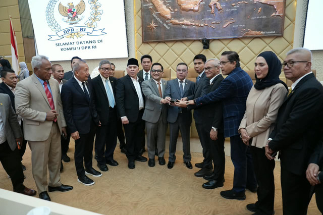 Wakil Ketua DPR RI Sufmi Dasco Ahmad bersama pimpinan Komisi II DPR RI mengumumkan penetapan Wakil Ketua Komisi II DPR RI Bahtra Banong sebagai Ketua Panja RUU Pemilu di Kompleks Parlemen Senayan, Jakarta, Kamis (8/10/2026). Foto: Dok. Istimewa