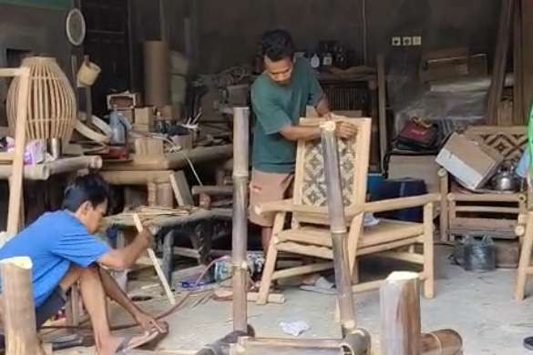 Kerajinan lincak bambu di Gentan, Kabupaten Sleman, yang berhasil bawa kerajinan bambu di kampungnya naik kelas hingga tembus pasar Eropa, Kamis (8/10/2026). Foto: Arfiansyah Panji Purnandaru/kumparan