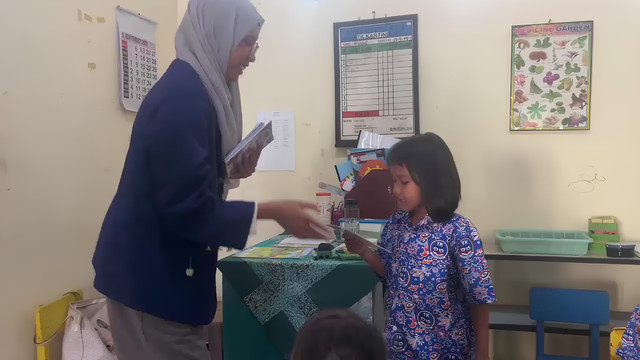 Momen saat menyerahkan buku bacaan kepada siswi kelas PAUD (foto pribadi)