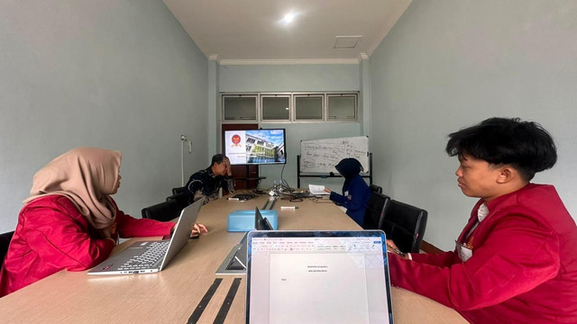 Berdiskusi dan berkoordinasi: teori manajemen dipraktikkan langsung dalam kegiatan magang di KPPU Yogyakarta.