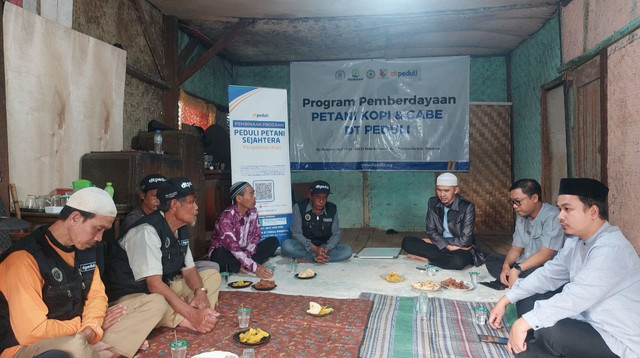 Pembinaan dan pengajian kelompok petani kopi di Desa Mekarsari bersama DT Peduli Bandung (Sumber: DT Peduli)