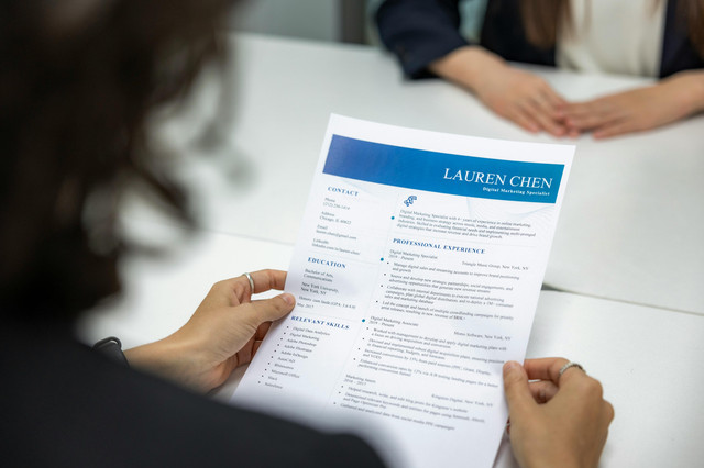Ilustrasi lamaran kerja dan CV. Foto: Unsplash/Resume Genius