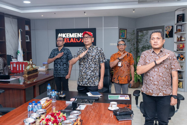 Wakil Menteri Sosial (Wamensos) Agus Jabo Priyono saat menutup Pelatihan Pengasuhan Bagi Wali Asuh Sekolah Rakyat dan Pelatihan Pengelolaan Asrama Bagi Wali Asrama Sekolah Rakyat secara daring dari Kantor Kemensos, Jakarta Pusat, Kamis (8/10/2026). Foto: Biro Humas Kemensos/Faqih Barelvi