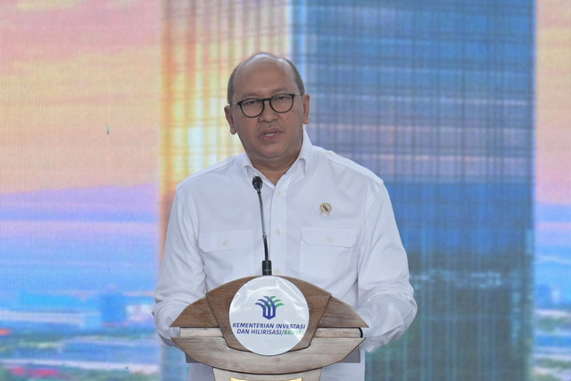 Menteri Investasi dan Hilirisasi sekaligus CEO Danantara Rosan Roeslani menyampaikan pidato sambutannya sebelum Presiden Prabowo Subianto meluncurkan sejumlah program hilirisasi di kawasan industri Weda Bay, Maluku Utara, Kamis 8/10/2026). Foto: Galih Pradipta/ANTARA FOTO