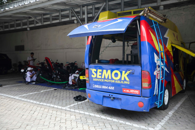 Kegiatan Servis Motor Keliling (SEMOK) di kumparan, Jakarta, Kamis (8/10/2026). Foto: Dzaki Fadilah/kumparan