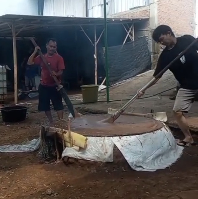 Di tengah gawe Purbalingga, sewajan jenang menjadi ruang rewang. Kaum Adam bergantian mengaduk sambil guyon. Sederhana, tetapi gotong royong terasa nyata. Foto Istimewa 