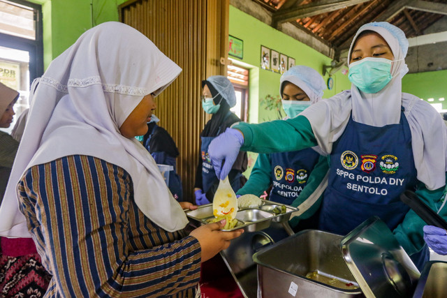 Siswa memberikan sajian untuk temannya saat uji coba Program Makan Bergizi Gratis (MBG) dengan metode prasmanan di SD Muhammadiyah Bantar, Sentolo, Kulon Progo, DI Yogyakarta, Kamis (8/10/2026). Foto: Rahid Putra Laksana/ANTARA FOTO