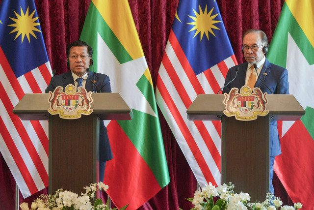Presiden Myanmar Min Aung Hlaing berbicara dalam konferensi pers bersama dengan Perdana Menteri Malaysia Anwar Ibrahim setelah pertemuan mereka di Putrajaya, Malaysia, Kamis (8/10/2026). Foto: Azneal Ishak/Pool via REUTERS