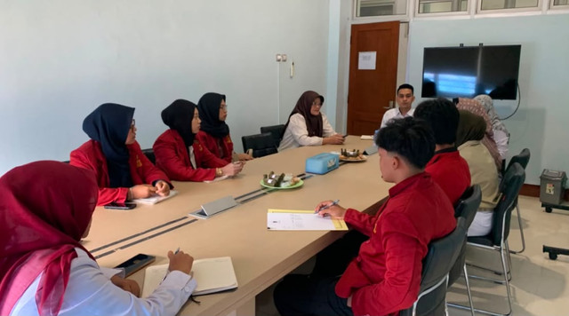 Mahasiswa UMY mengikuti rapat saat magang di KPPU Yogyakarta, belajar bahwa tender yang sehat dimulai dari data yang rapi.
