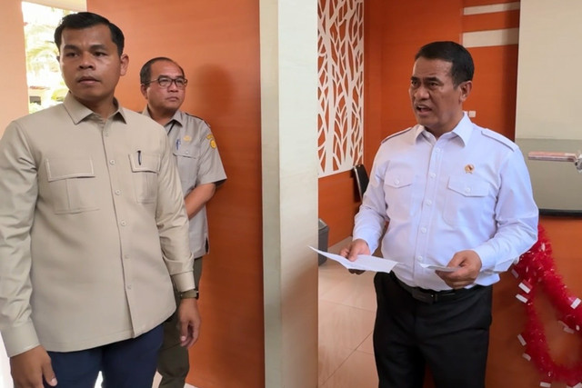 Mentan Amran Sulaiman sidak ke Kantor Ditjen Tanaman Pangan dan Ditjen Hortikultura di kawasan Pasar Minggu, Jakarta Selatan pada Kamis (8/10/2026). Foto: Argya Maheswara/kumparan