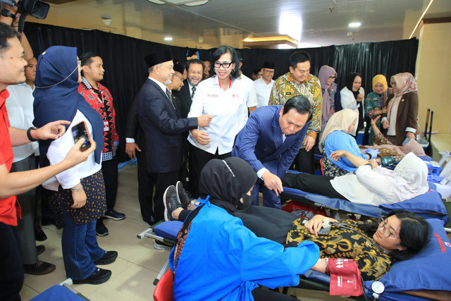 Ketua DPD RI Sultan B Najamuddin memberikan sambutan saat meninjau aksi donor darah di Gedung DPD RI, Senayan, Jakarta, Kamis (8/10/2026). Foto: DPD RI