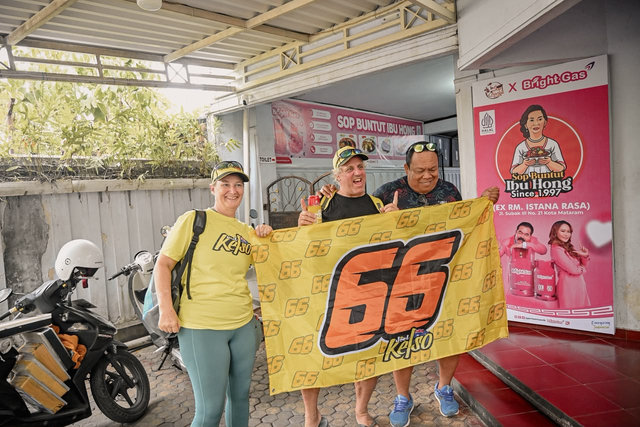 Wisatawan mancanegara saat mengunjungi Resto Sop Buntut Ibu Hong di Mataram saat gelaran Pertamina Grand Prix of Indonesia 2026 di Pertamina Mandalika International Circuit, Lombok, Nusa Tenggara Barat. Foto: Dok. Pertamina