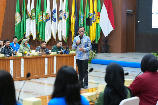 Wamendagri Bima Arya dorong 65 peserta Masadagri Batch III bangun karakter kuat dan jejaring luas selama magang di Kemendagri, Jakarta, Kamis (8/10/2026). Foto: Kemendagri RI