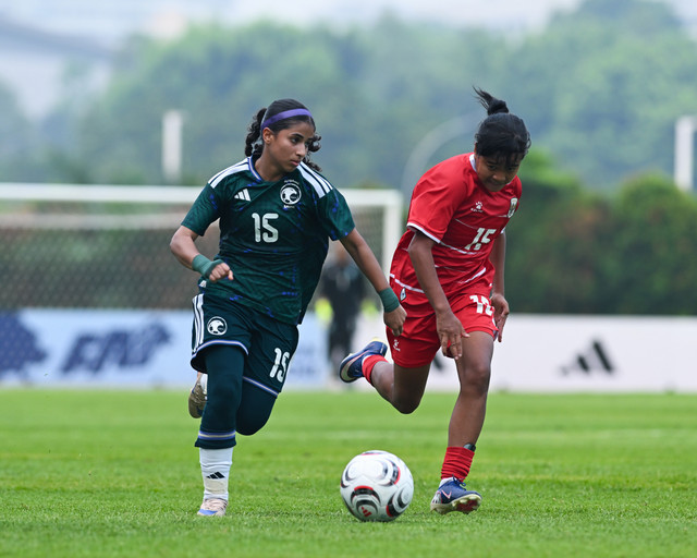 Griselda Vivian (kanan) dari Timnas Wanita Indonesia U-17 berduel dengan Swar Amro (kiri) dari Timnas Wanita Arab Saudi U-17 di Kualifikasi Piala Asia Wanita U-17 2027, Bishan Stadium, Singapura, Kamis (8/10). Foto: Instagram @saffwfd