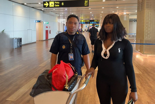 Deportasi TE, WN Nigeria yang terlibat kasus prostitusi di Bali. Foto: Rudenim Denpasar
