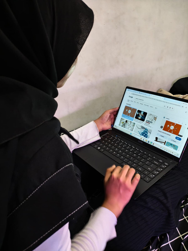 Dokumentasi pribadi dalam mempelajari strategi bisnis dan operasi sebagai upaya memahami bagaimana sebuah usaha dapat berkembang dan menghadapi persaingan di pasar global.