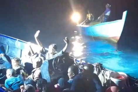 Petugas PSDKP Batam mengamankan 16 orang Pekerja Migran Indonesia (PMI) dari Indonesia menuju Malaysia, Rabu (8/10/2026). Foto: Instagram/@psdkp_batam