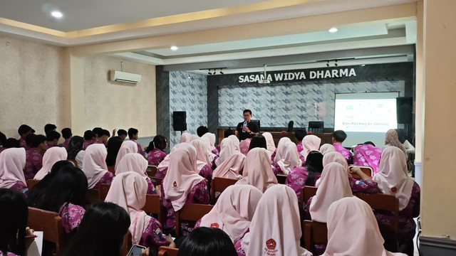 Credit Foto : Ahmad Madani saat berbicara di SMK Ketintang Surabaya