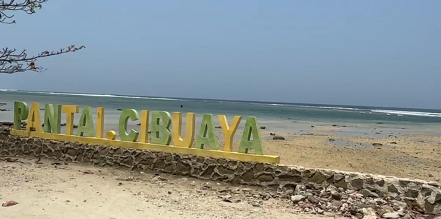 Pemandangan Pantai Cibuaya di kawasan Ujung Genteng, Kabupaten Sukabumi, Jawa Barat. Foto: Dokumentasi pribadi.