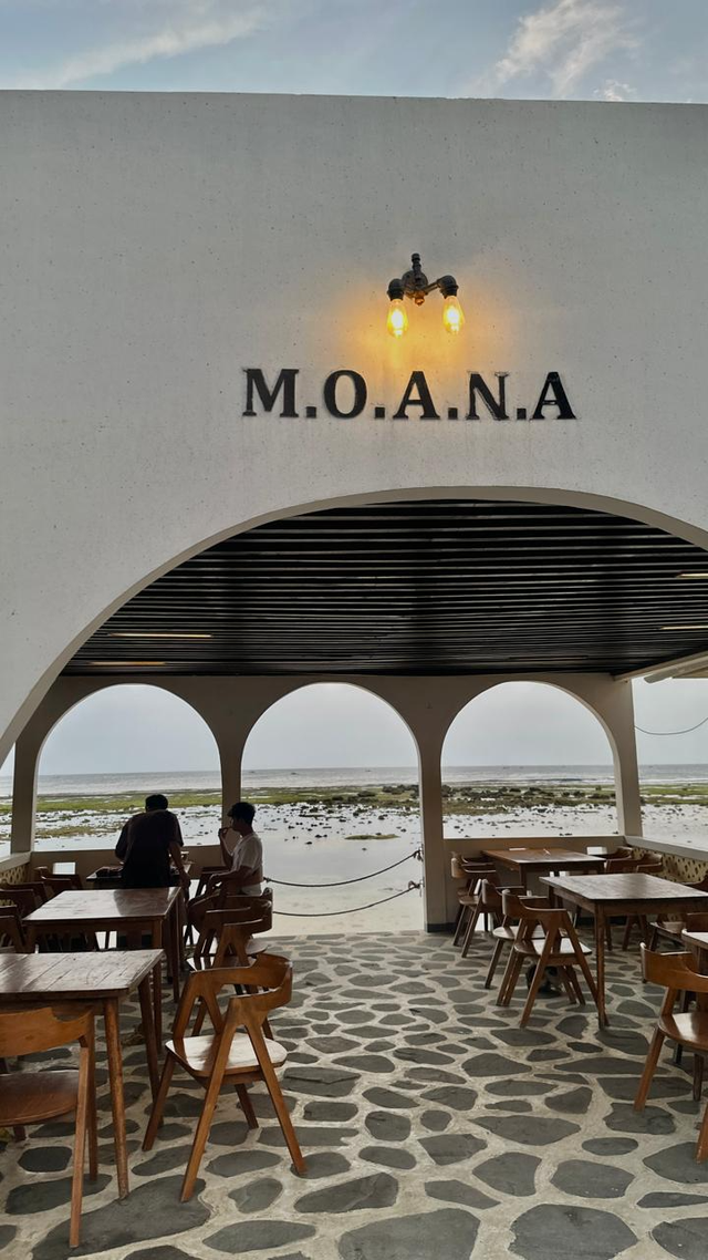 Suasana Cafe Moana Ujung Genteng dengan pemandangan pantai dari area kafe. Foto: Dokumentasi pribadi.
