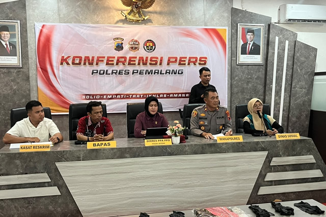 Konferensi pres kasus kematian siswa kelas 2 SDN 1 Kebondalem Pemalang yang diduga dirundung kakak kelas. Foto: Polres Pemalang