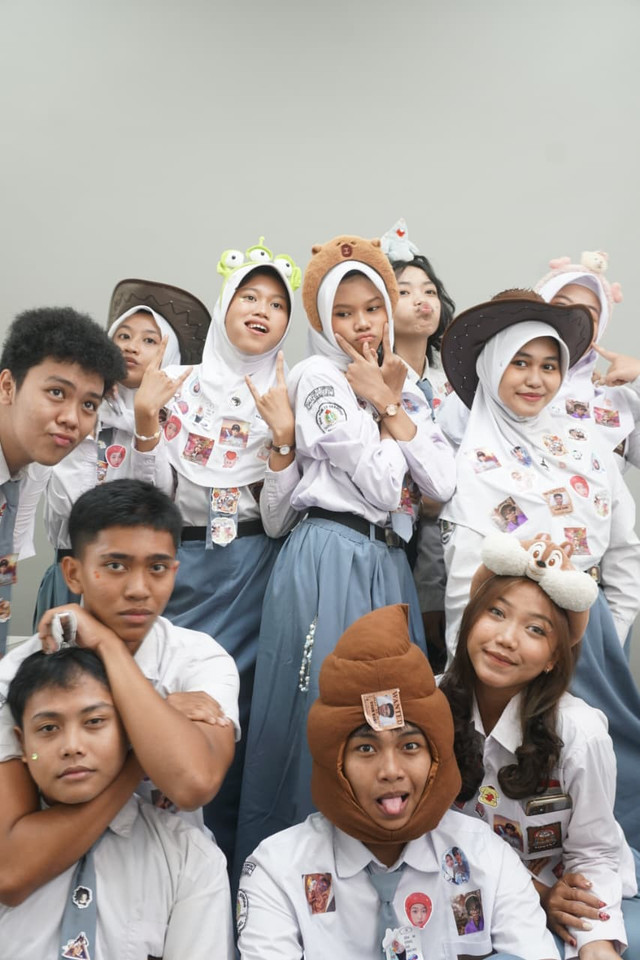 foto studio bersama dengan teman sma, menggunakan pakaian putih abu untuk yang terakhir kalinya sumber:dokumenntasi pribadi (digunakan dengan izin)