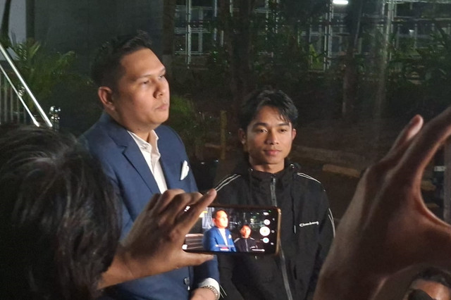 Betrand Petro memberikan keterangan pers usai menjalani pemeriksaan di Polda Metro Jaya, Jakarta, Kamis (8/10/2026). Foto: Pradya Tirta/kumparan