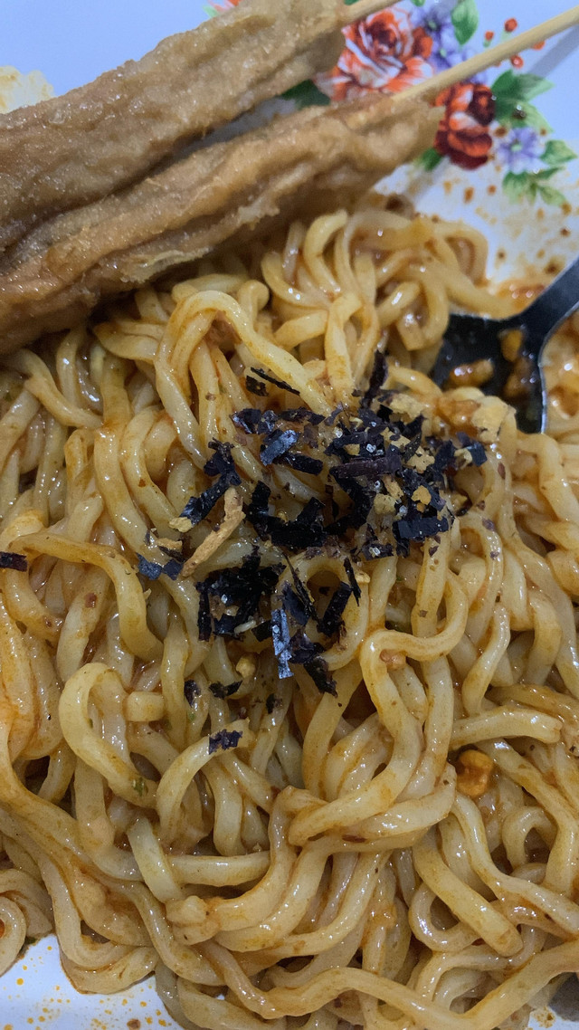 foto mie instan yang sudah di masak dan siap di santap sumber:dokumentasi pribadi