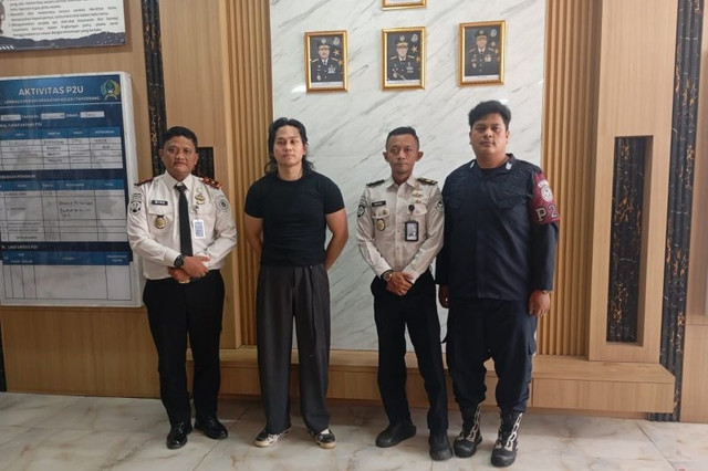Petugas Direktorat Jenderal Pemasyarakatan (Ditjenpas) Jawa Barat saat mengawal penjemputan terpidana Indra Kenz ke Lapas Kelas I Tangerang, Banten, Kamis (8/10/2026). Foto: Ditjenpas Jabar/HO/Antara