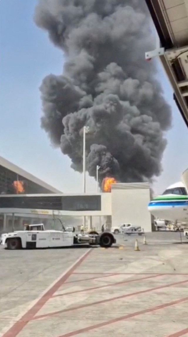Asap membumbung tinggi di Bandara King Khalid, Riyadh, Arab Saudi pada Kamis (8/10). Asap itu diduga berasal dari pesawat penumpang yang terkena serangan. Foto: social media via REUTERS