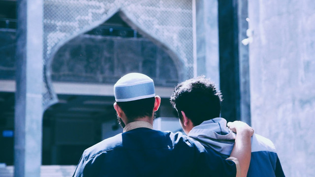 Ilustrasi sikap saling menghormati dan toleransi dalam bakti antar umat beragama. Foto: Unsplash.com/Masjid MABA