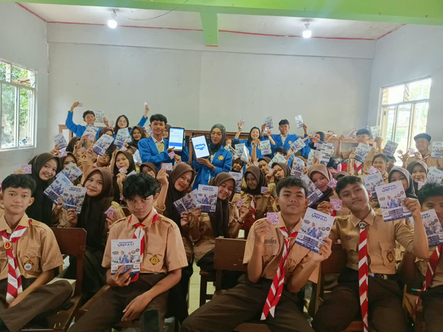 Dokumentasi bersama seluruh peserta dan panitia kegiatan Pengabdian kepada Masyarakat (PKM) di SMK Laboratorium Indonesia, Bogor, pada 8 Oktober 2026. Sumber: Dokumentasi Pribadi.