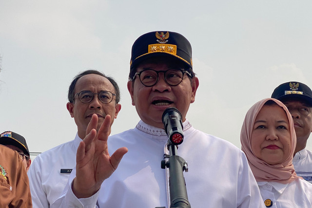 Gubernur DKI Jakarta Pramono Anung saat meninjau proses pembangunan Jalan Tembus Kelapa Gading-Pulo Gadung, Jakarta, Jumat (9/10/2026). Foto: Aditya Nugraha/kumparan