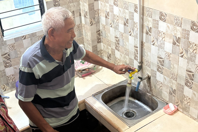 Penerima manfaat sekaligus Ketua RT 1 RW 10, Gilingan, Banjarsari, Suwarno di kediamannya, Kamis (8/10/2026).  Foto: Widya/kumparan