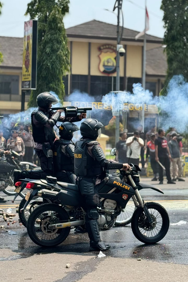 Personel kepolisian berlatih menangani aksi demonstrasi menggunakan gas air mata di depan Mapolres Cilegon, Banten, Kamis (8/10/2026). Foto: Dok. Istimewa