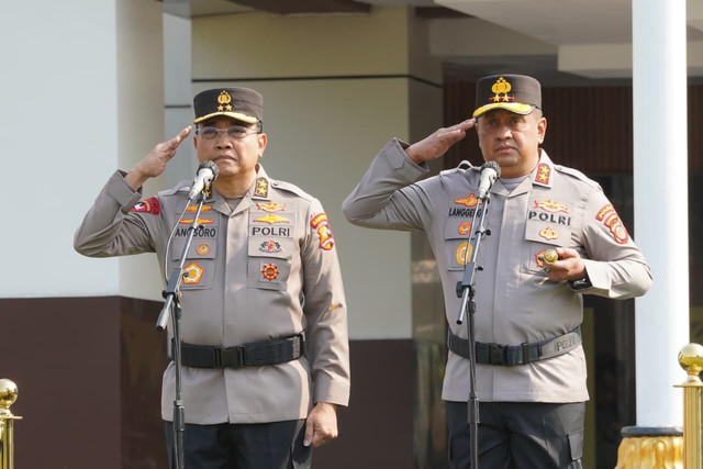 Irjen Pol. Anggoro Sukartono dan Irjen Pol. Langgeng Purnomo. Foto: Istimewa