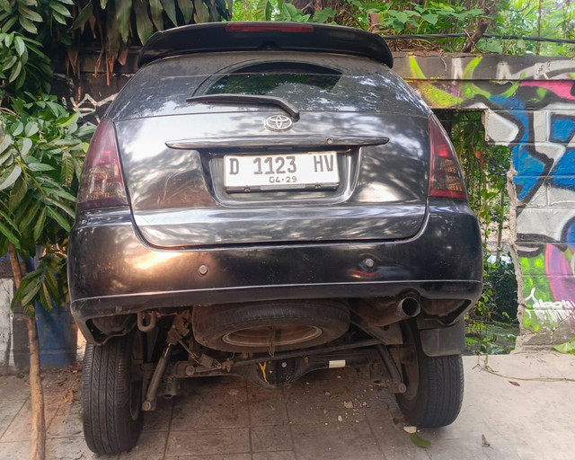 Sebuah mobil menabrak tembok penghalang Kebun Binatang Bandung di Jalan Tamansari, Kelurahan Lebak Siliwangi, Kecamatan Coblong, Kota Bandung, Jawa Barat, Jumat (9/10/2026). Foto: Dok. Satlantas Polrestabes Bandung