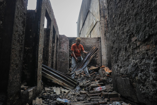Warga mencari harta bendanya usai kebakaran yang hanguskan permukiman padat Kramat Pulo Dalam 2, Jakarta Pusat, Jumat (9/10/2026). Foto: Jamal Ramadhan/kumparan
