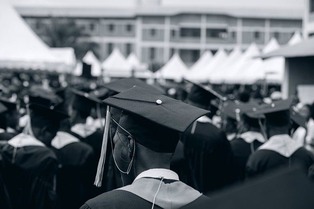 ilustrasi fresh graduate https://www.pexels.com/id-id/foto/hitam-dan-putih-hitam-putih-hitam-putih-hitam-putih-15490406/