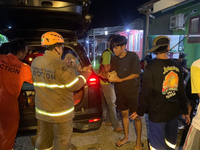 Rumah Zakat Bagikan 200 Porsi Nasi untuk Relawan Pasca Pemadaman Karhutla di Batola 2026