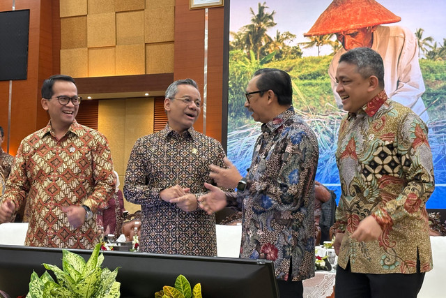 Menteri Keuangan Suahasil Nazara bersama tiga Wakil Menteri Keuangan saat konferensi pers APBN KiTA September 2026 di Jakarta, Jumat (9/10/2026). Foto: Fariza Rizky Ananda/kumparan