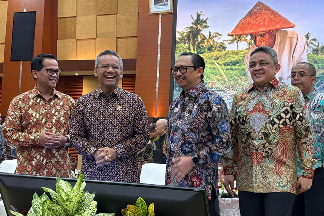 Menteri Keuangan Suahasil Nazara bersama tiga Wakil Menteri Keuangan dalam konferensi pers APBN KiTA September 2026 di Jakarta, Jumat (9/10/2026). Foto: Fariza Rizky Ananda/kumparan