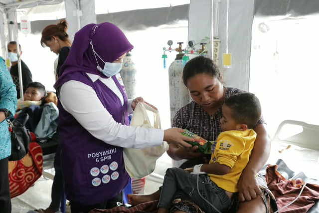 TP PKK dan TP Posyandu Pusat salurkan bantuan logistik serta perlengkapan bagi warga terdampak gempa dan tenaga kesehatan di RSUD Ruteng, Kabupaten Manggarai, NTT, Rabu (7/10/2026).  Foto: Dok. Kemendagri