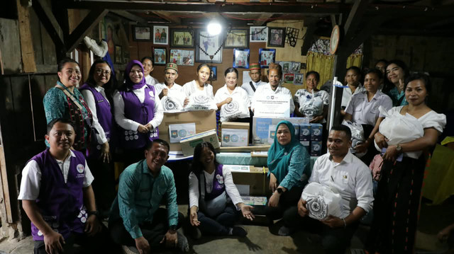 TP Posyandu Pusat dan TP PKK tinjau Posyandu Beawaek di Manggarai, NTT, guna dorong pelayanan dasar melalui enam SPM dan serahkan bantuan pemulihan pascabencana, Rabu (7/10/2026).  Foto: Dok. Kemendagri