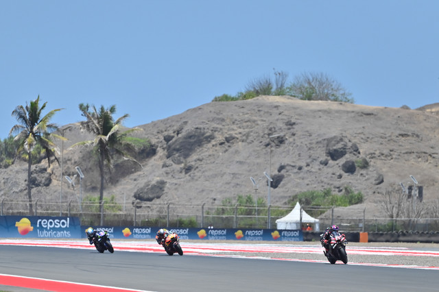 Pembalap Jorge Martin, Pedro Acosta dan Alex Rins memacu kecepatan sepeda motornya saat mengikuti sesi Free Practice 1 MotoGP Mandalika 2026 di Sirkuit Internasional Pertamina Mandalika, KEK Mandalika, Lombok Tengah, NTB, Jumat (9/10/2026).  Foto: Fikri Yusuf/ANTARA FOTO