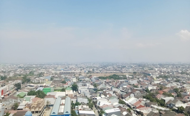 Memandang Kota Makassar dari lantai 16 Menara Iqra. Foto: Dede Leman
