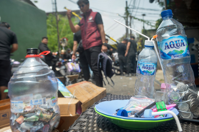 Sejumlah barang bukti dikumpulkan saat penggerebekan lokasi di Kampung Ambon, Cengkareng, Jakarta, Jumat (9/10/2026). Foto: ANTARA FOTO/ Putra M. Akbar